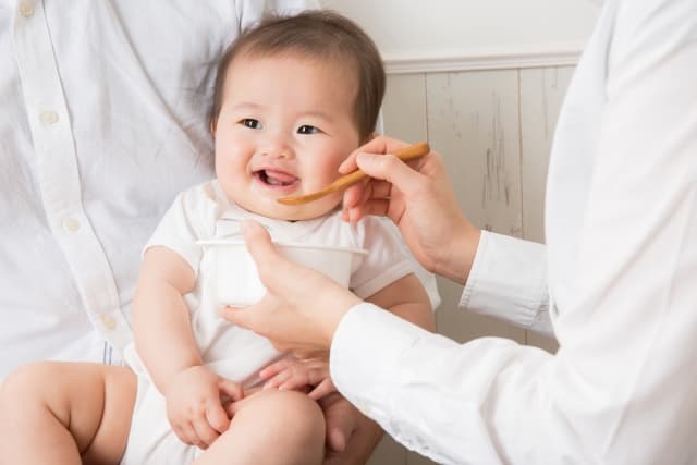 離乳食をもらっている赤ちゃん